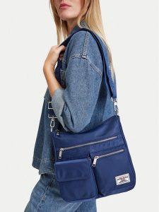 Guess Jeans Torebka CWBEO-GUESS-B-004-10 Granatowy. Niebieskie listonoszki Guess Jeans, z aplikacjami, z jeansu, bez dodatków. Za 179,99 zł.