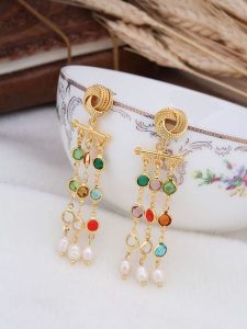 L'Atelier de Gaia Pozłacane kolczyki-wkrętki z kryształami i perłami rozmiar: onesize. Białe kolczyki L'Atelier de Gaia, z kryształem, pozłacane. Za 69,99 zł.