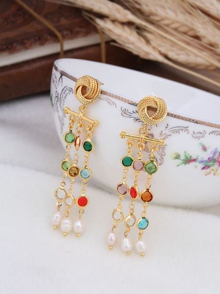 L'Atelier de Gaia Pozłacane kolczyki-wkrętki z kryształami i perłami rozmiar: onesize. Białe kolczyki L'Atelier de Gaia, z kryształem, pozłacane. Za 100,28 zł.