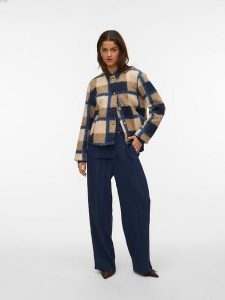 Vero Moda Kurtka pluszowa w kolorze beżowo-granatowym rozmiar: XL. Brązowe kurtki Vero Moda, s, bez wzorów, z materiału, bez kaptura. Za 165,99 zł.