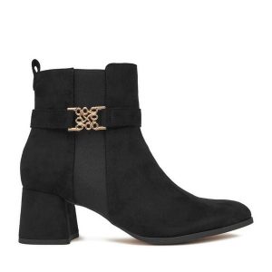 Botki Nine West. Czarne botki Nine West, bez wzorów, bez obcasa, na słupku, bez zapięcia. Za 289,99 zł.