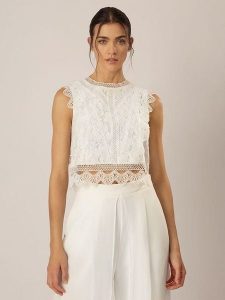 APART Top w kolorze białym rozmiar: 34. Białe topy Apart, bez wzorów, z koronki, bez kołnierzyka, bez ramiączek. Za 166,88 zł.