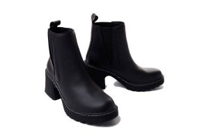 ARTIKER RELAKS 51C0298 czarny, botki damskie. Czarne botki Artiker Relaks, na zimę, bez wzorów, ze skóry, bez obcasa, bez zapięcia. Za 394,90 zł.