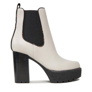 Botki Guess. Białe botki Guess, z aplikacjami, bez obcasa, na słupku, bez zapięcia. Za 549,99 zł.