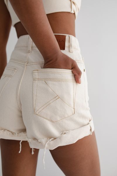 Szorty jeansowe z wysokim stanem w kolorze jasnobeżowym - VANITY BEIGE DENIM-XL. Brązowe szorty Marsala, bez wzorów, z denimu, casualowe, z podwyższonym stanem. Za 349,90 zł.