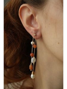 Pierres delicates Kolczyki w kolorze białym z perłami rozmiar: onesize. Pomarańczowe kolczyki Pierres delicates, z agatem, z mosiądzu. Za 65,99 zł.