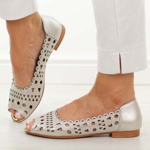 Złote skórzane sandały damskie M.Daszyński Ol28-2. Żółte sandały M.Daszyński, bez wzorów, z jeansu, bez obcasa, na płaskiej podeszwie, bez zapięcia. W wyprzedaży za 197,10 zł.