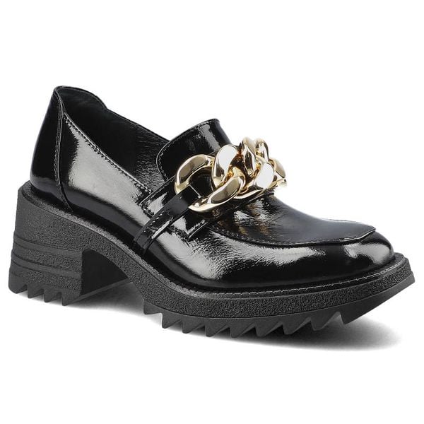 Półbuty damskie Chebello, Wykonane ze skóry naturalnej lakierowanej z gładką cholewką klasycznym wycięciem ozdobnym metalowym łańcuchem oraz masywną. Czarne półbuty CheBello, z aplikacjami, z lakierowanej skóry, bez obcasa, bez zapięcia. Za 339,99 zł.