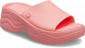 Klapki Dla Dorosłych Crocs Skyline Slide. Czerwone klapki Crocs, bez wzorów, z materiału, bez obcasa. Za 197,99 zł.