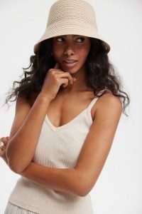 KAPELUSZ BUCKET RETRO BEŻOWY One size - Flawless. Brązowe kapelusze Flawless, bez wzorów, eleganckie. Za 210,00 zł.