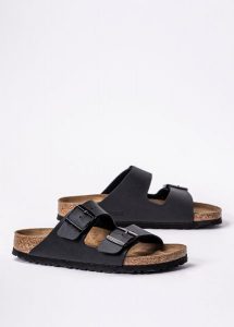 Klapki damskie czarne Birkenstock Arizona BF. Czarne klapki Birkenstock, bez wzorów, z materiału, bez obcasa. Za 309,99 zł.