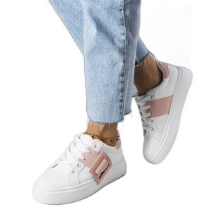 Białe sneakersy zdobione różową klamerką Toni. Białe trampki z aplikacjami, ze skóry ekologicznej, bez zapięcia. Za 88,02 zł.