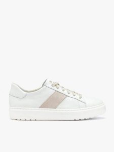 Kremowe skórzane półbuty. Białe półbuty Ryłko, bez wzorów, z materiału, z okrągłym noskiem, bez obcasa, na płaskiej podeszwie, bez zapięcia. Za 449,99 zł.