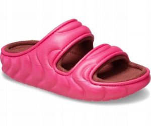 Klapki Dla Dorosłych Crocs Classic Cozzy Overpuff. Czerwone klapki Crocs, bez wzorów, z materiału, bez obcasa. Za 202,99 zł.