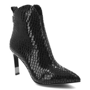 Botki damskie S. Barski, na szpilce z noskiem w szpic skórzane na zamek i za kostkę, czarne, CR52-705. Czarne botki S.BARSKI, bez wzorów, z lakierowanej skóry, za kostkę, bez obcasa, na obcasie, bez zapięcia. Za 329,00 zł.