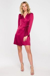 Sukienka satynowa kopertowa mini z wiązaniem w talii bordowa. Czerwone sukienki Makover, na imprezę, s, bez wzorów, z elastanu, eleganckie, bez kołnierzyka, bez ramiączek, maxi, dopasowane. Za 409,00 zł.