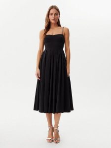 Guess Sukienka koktajlowa W5GK61 WGMR2 Czarny Regular Fit. Czarne kombinezony Guess, z aplikacjami, z wiskozy, wizytowe, bez kołnierzyka, bez ramiączek. Za 429,99 zł.