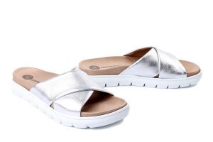 DR. BRINKMANN 701001-92 silber, klapki damskie. Szare klapki Dr. Brinkmann, bez wzorów, ze skóry, bez obcasa. Za 289,90 zł.