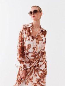 Guess Sukienka koszulowa W3RK18 WDW52 Beżowy Regular Fit. Brązowe kombinezony Guess, xs, z aplikacjami, z syntetyku, bez kołnierzyka, bez ramiączek. Za 389,99 zł.