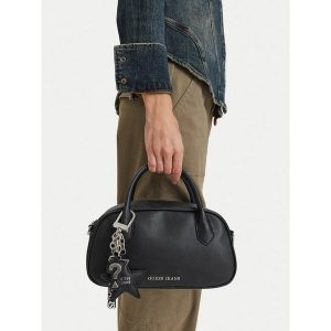 Torebka Guess Jeans. Czarne torebki klasyczne Guess Jeans, z aplikacjami, z jeansu, bez dodatków. Za 249,99 zł.