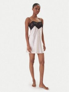 Guess Koszula nocna O5BX02 W4732 Różowy Regular Fit. Czerwone koszule nocne Guess, z aplikacjami, z syntetyku, bez ramiączek. Za 299,99 zł.