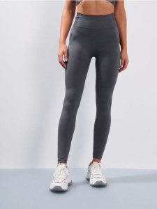 Legginsy z wysokim stanem o dopasowanym kroju - szary. Szare legginsy Sinsay, bez wzorów, z podwyższonym stanem. Za 39,99 zł.