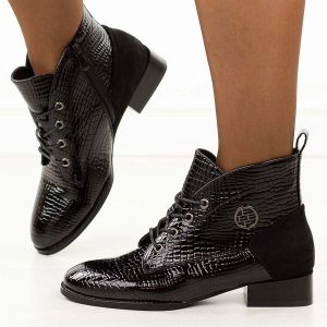 Czarne lakierowane botki damskie Filippo DBT4824/25. Czarne botki Filippo, na jesień, z aplikacjami, z jeansu, z okrągłym noskiem, bez obcasa, na płaskiej podeszwie, bez zapięcia. Za 199,00 zł.
