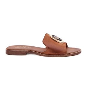 Lewski Shoes Skórzane Klapki Z Ozdobą Na Płaskim Obcasie Lewski 3047/O Camel brązowe. Brązowe klapki z aplikacjami, ze skóry, bez obcasa, na płaskiej podeszwie. Za 432,39 zł.