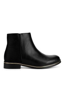 Clara Barson Botki WS6517-01 Czarny. Czarne botki Clara Barson, bez wzorów, ze skóry, bez obcasa, na płaskiej podeszwie, bez zapięcia. Za 139,99 zł.