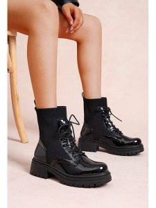 Foreverfolie Botki w kolorze czarnym rozmiar: 36. Czarne botki Foreverfolie, bez wzorów, bez obcasa, bez zapięcia. Za 130,99 zł.