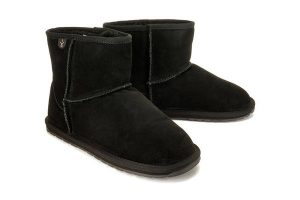 EMU AUSTRALIA T10103 WALLABY MINI TEENS black, botki damskie. Czarne botki EMU Australia, na zimę, bez wzorów, ze skóry, bez obcasa, bez zapięcia. Za 389,90 zł.