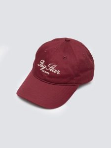 Czapka damska z daszkiem z haftem bordowa Bellia 604. Czerwone czapki Big Star, bez wzorów, z bawełny, eleganckie. W wyprzedaży za 59,99 zł.