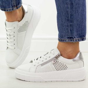 Białe skórzane półbuty damskie Jezzi 9778. Białe półbuty Jezzi, na jesień, bez wzorów, z jeansu, z okrągłym noskiem, bez obcasa, na platformie, bez zapięcia. Za 229,00 zł.