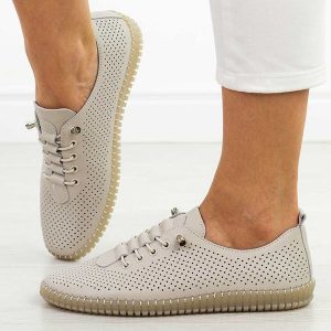 Beżowe skórzane półbuty damskie Filippo Dp6140/26. Brązowe półbuty Filippo, na jesień, w ażurowe wzory, z jeansu, z okrągłym noskiem, bez obcasa, na płaskiej podeszwie, bez zapięcia. Za 219,00 zł.