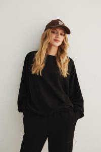 Bluza damska o kroju regular fit w kolorze TOTALLY BLACK- PHENIX-UNI. Czarne bluzy Marsala, uniwersalny, bez wzorów, z bawełny, bez kaptura. Za 279,90 zł.