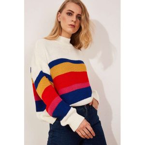 Sweter w kolorze białym ze wzorem. Swetry oversize marki Lafaba. W wyprzedaży za 99,95 zł.