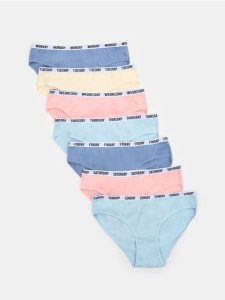 Majtki typu figi 7 pack - na każdy dzień tygodnia - wielobarwny. Figi Sinsay, bez wzorów. Za 35,99 zł.