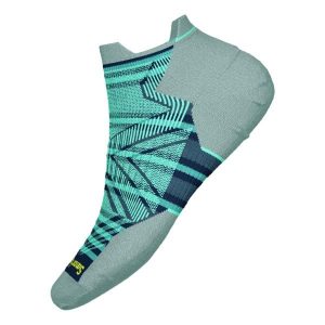 Skarpety Biegowe Damskie Smartwool Run Targeted Cushion Stripe Low Ankle. Zielone skarpetki Smartwool, bez wzorów, z wełny. Za 94,99 zł.