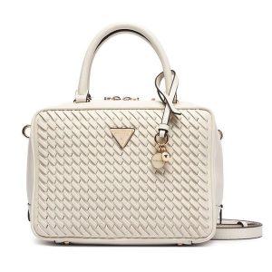 Torebka Guess. Białe kuferki Guess, z aplikacjami, bez dodatków. Za 674,99 zł.