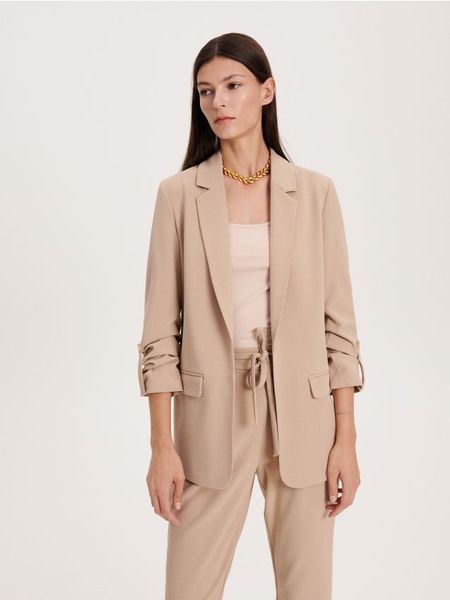 Gładka marynarka - beżowy. Brązowe marynarki i żakiety Reserved, l, bez wzorów, z dzianiny. W wyprzedaży za 99,99 zł.