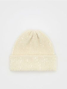 Czapka beanie z cekinami - złamana biel. Czapki Reserved, bez wzorów. W wyprzedaży za 22,99 zł.