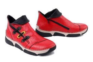 RIEKER 45983-33 red, botki damskie. Czerwone botki Rieker, bez wzorów, bez obcasa, bez zapięcia. Za 297,42 zł.