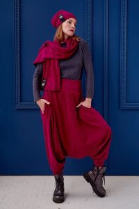 Spodnie Haremki Warkocz Bordo. Czerwone spodnie z wysokim stanem Hultaj Polski, bez wzorów, z bawełny, z obniżonym stanem, długie. Za 399,00 zł.