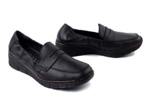 RIEKER 53797-00 black, półbuty damskie. Czarne półbuty Rieker, bez wzorów, bez obcasa, na koturnie, bez zapięcia. Za 329,90 zł.