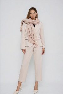 Szal z nadrukiem beżowy. Brązowe szaliki MOODO, bez wzorów, z poliesteru. Za 39,99 zł.