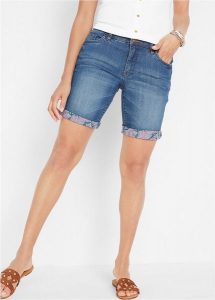 Bermudy dżinsowe Straight, mid waist. Niebieskie jeansy bonprix, bez wzorów, z jeansu. Za 122,99 zł.