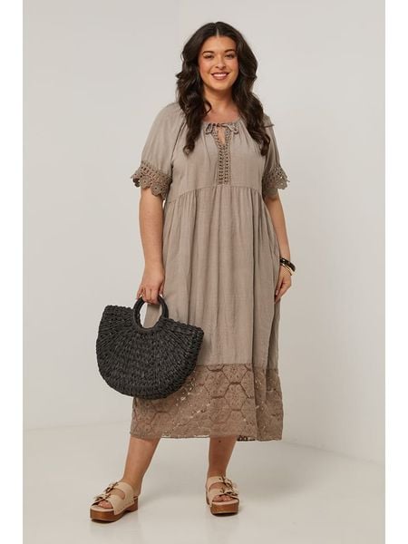 Curvy Lady Sukienka w kolorze szarobrązowym rozmiar: 48/50. Brązowe sukienki Curvy Lady, na co dzień, bez wzorów, z koronki, klasyczne, bez kołnierzyka, bez ramiączek, maxi, proste. Za 104,89 zł.