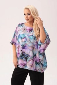 Kimonowa bluzka Gabi w pastelowe kwiaty PLUS SIZE XXL. Bluzki Moda Size Plus Iwanek, plus size, bez wzorów, z elastanu, eleganckie, z asymetrycznym kołnierzem, plus size, bez ramiączek. Za 199,90 zł.