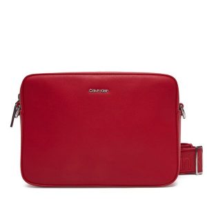 Torebka Calvin Klein. Czerwone listonoszki Calvin Klein, bez wzorów, bez dodatków. Za 259,99 zł.