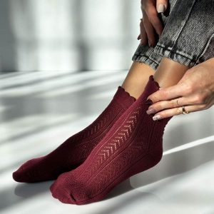 Skarpetki damskie w jodełkę 740 bordo. Czerwone skarpetki Milena, w ażurowe wzory, z bawełny. Za 16,90 zł.